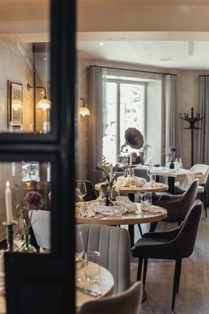 die Gute Stume im Herr Knillmann hier soll alles an Omas Salon erinnern, weich, gemütlich, ruhig und gediegen geht es hier zu, Natürlich kann man hier auch ordentlich feiern.